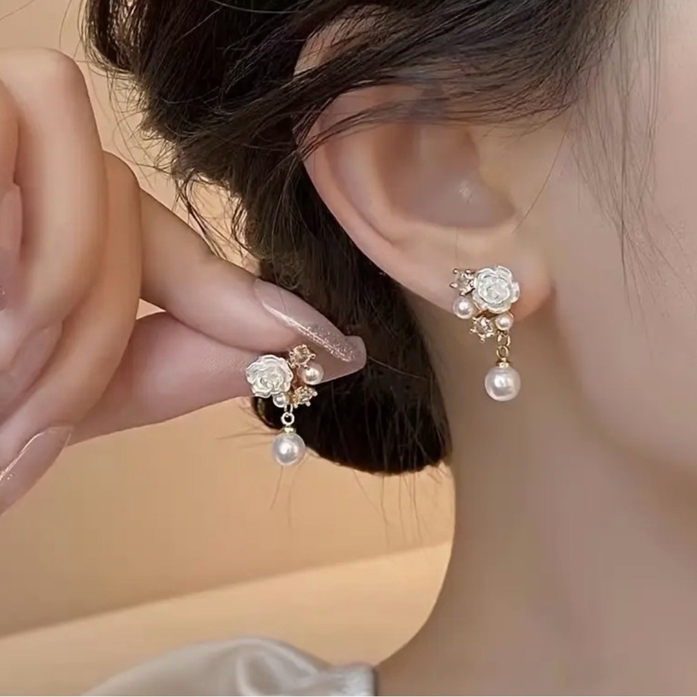 Elegant Pearl Floral Gold Earrings.